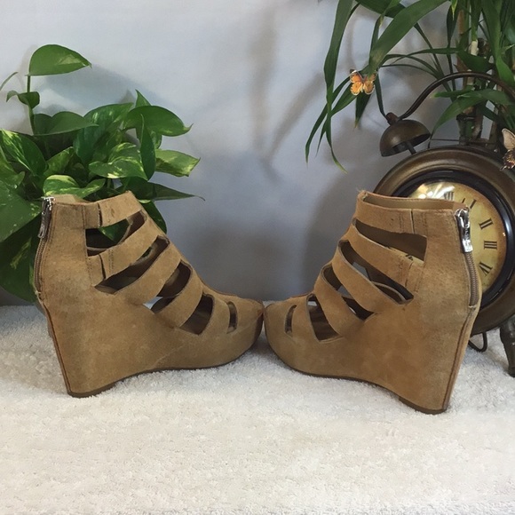 🌲👢🌲BCBGeneration Suede Ankle Wedge Boots🌲👢🌲 - Picture 3 of 7